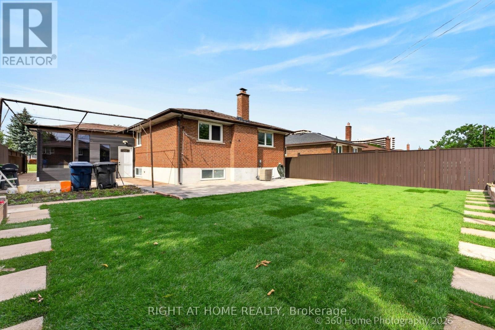 35 Wheelwright Crescent N, Toronto, Ontario  M3N 1V2 - Photo 7 - W13749532