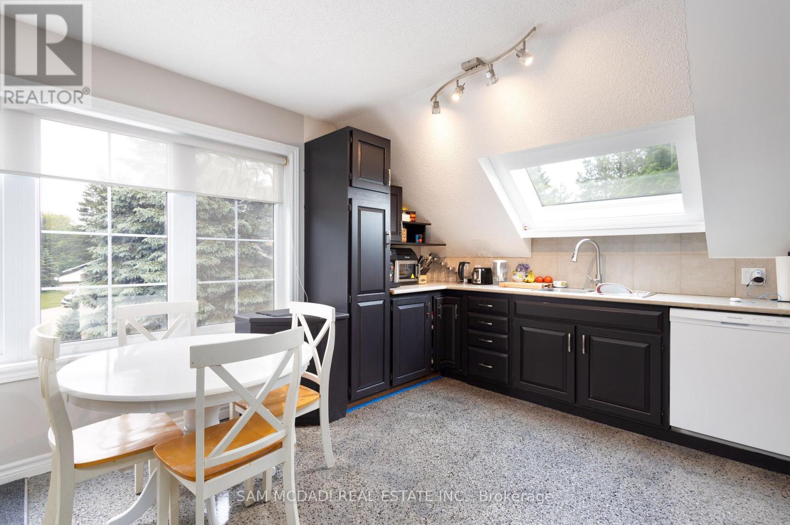 Upper - 14011 Trafalgar Road, Halton Hills, Ontario L7G 4S4 - Photo 10 - W13748658