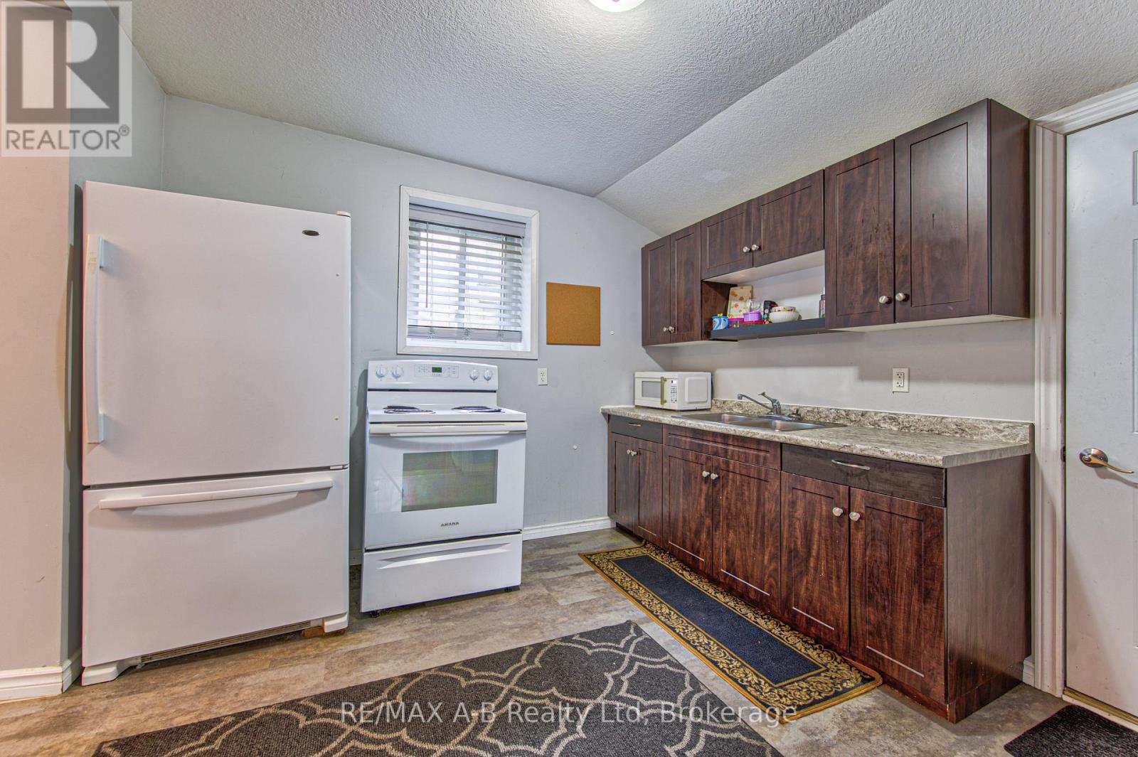 40 Douro Street, Stratford, Ontario  N5A 3R3 - Photo 12 - X13749664