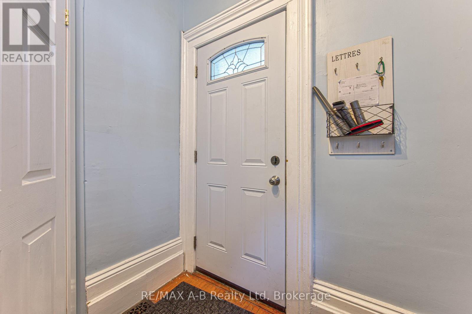 40 Douro Street, Stratford, Ontario  N5A 3R3 - Photo 6 - X13749664