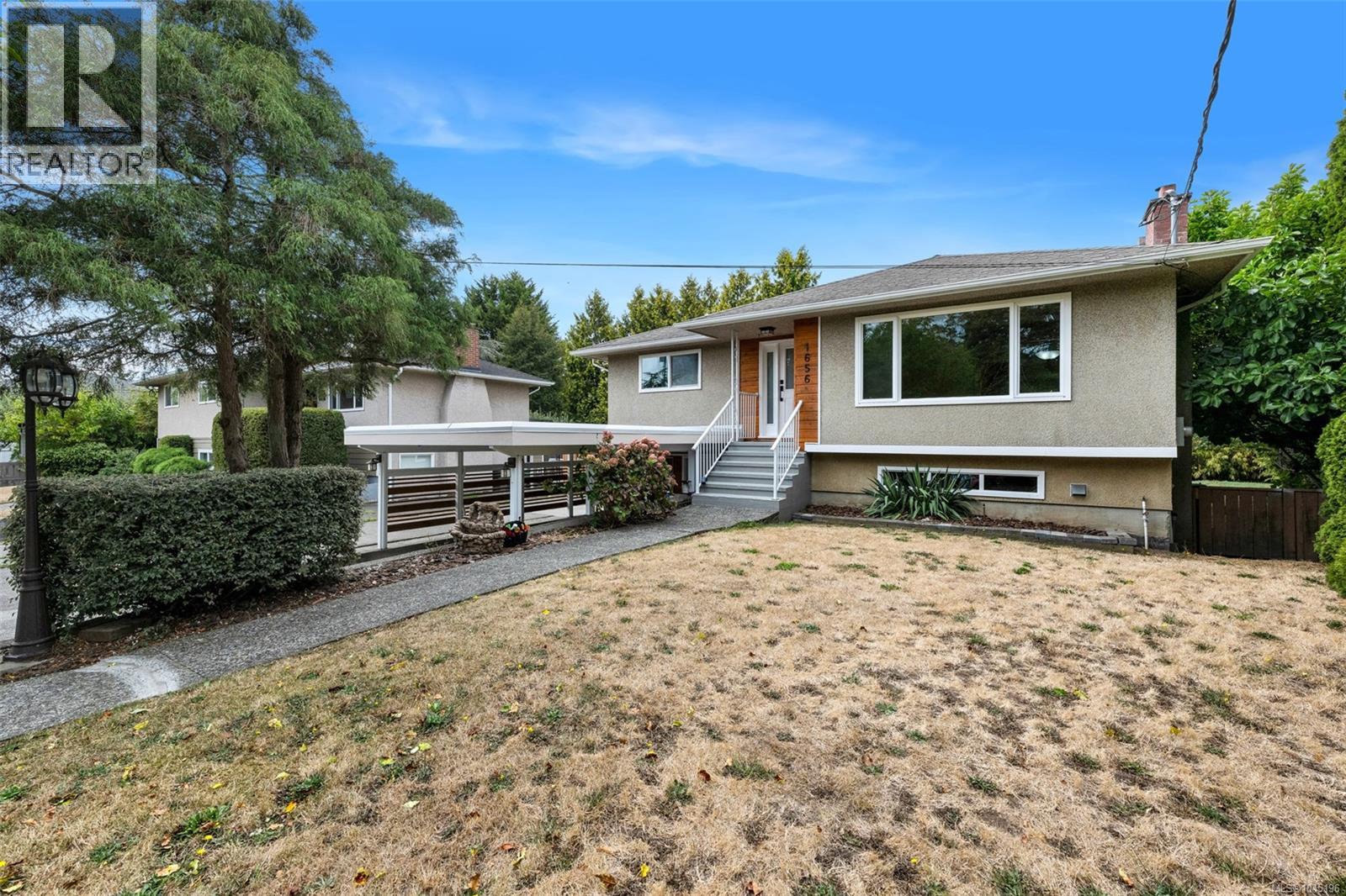 1656 Stanhope Pl, Saanich, British Columbia  V8P 1Y1 - Photo 2 - 1045196