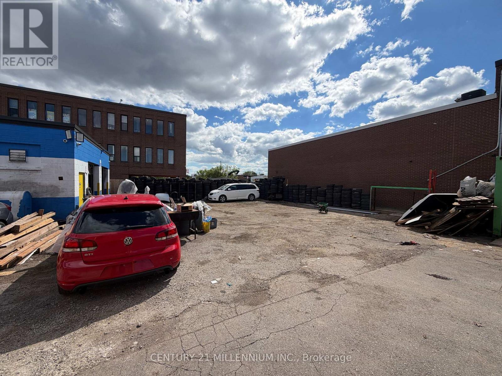 8 Milvan Drive, Toronto, Ontario  M9L 1Z2 - Photo 20 - W13747424