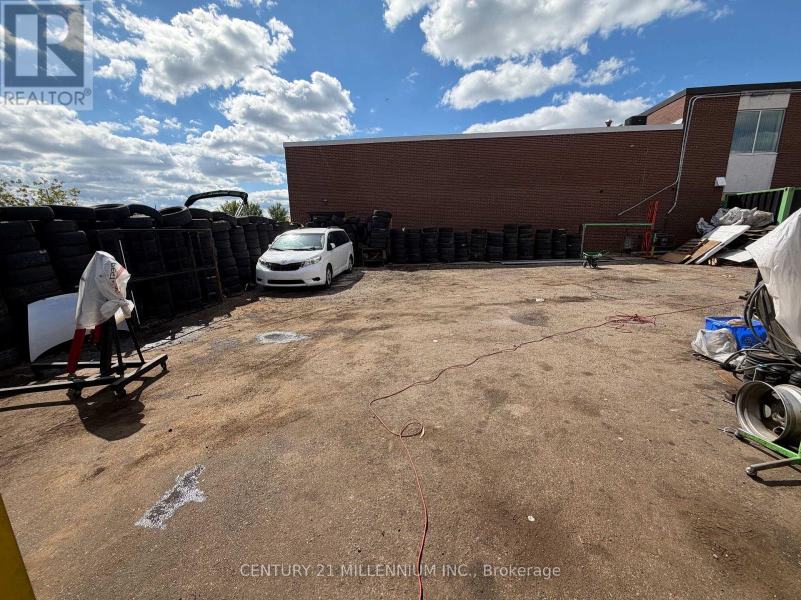 8 Milvan Drive, Toronto, Ontario  M9L 1Z2 - Photo 21 - W13747424