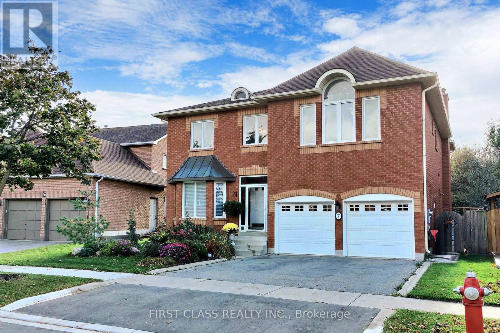 7 Kenpark Avenue, Brampton, Ontario  L6Z 3P4 - Photo 2 - W12788254