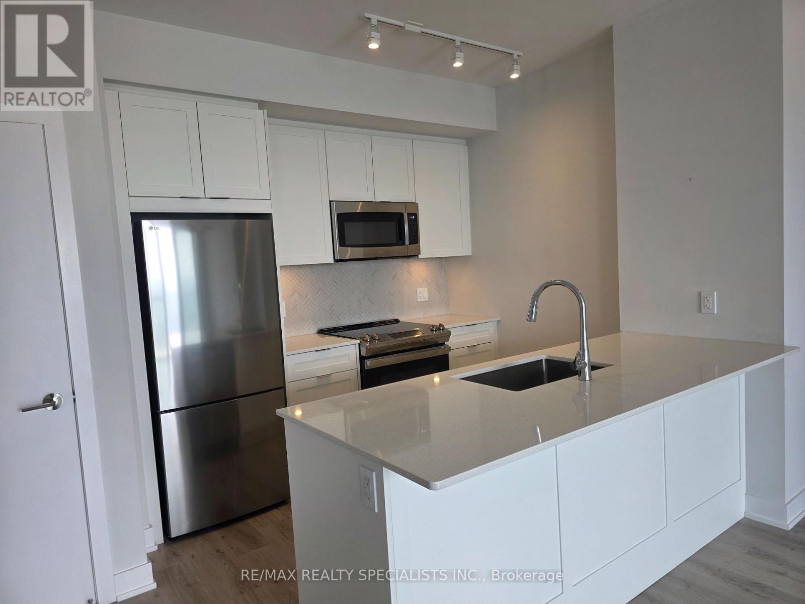 1407 - 430 Square One Drive, Mississauga, Ontario  L5B 0L6 - Photo 2 - W13749760