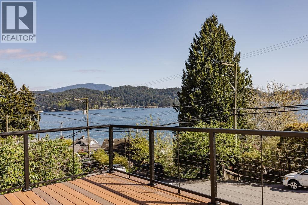 462 Central Avenue, Gibsons, British Columbia  V0N 1V1 - Photo 2 - R3161897