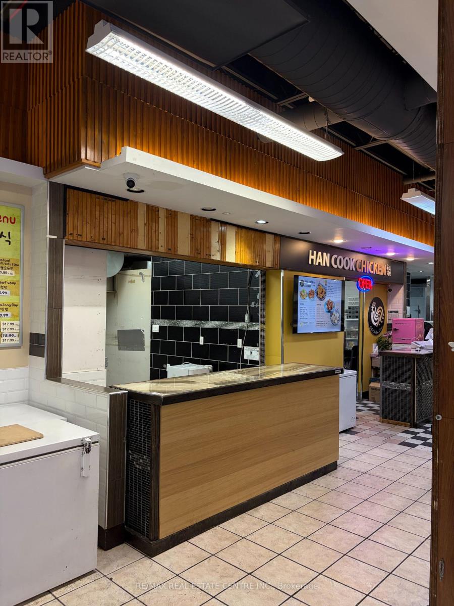 333 Dundas St E Street, Mississauga, Ontario  L5A 1X1 - Photo 3 - W13750008
