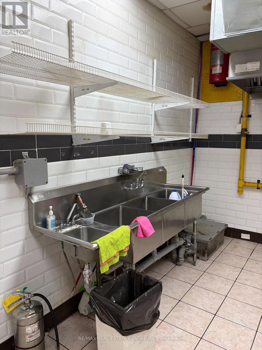 333 Dundas St E Street, Mississauga, Ontario  L5A 1X1 - Photo 7 - W13750008