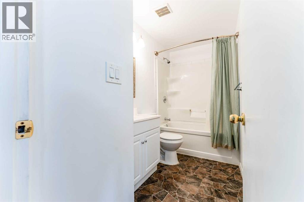 2906 Doverville Crescent Se, Calgary, Alberta  T2B 1T0 - Photo 15 - A2337441