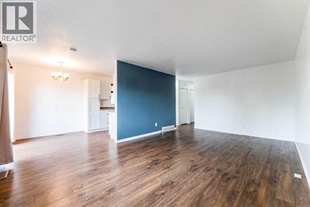 2906 Doverville Crescent Se, Calgary, Alberta  T2B 1T0 - Photo 8 - A2337441