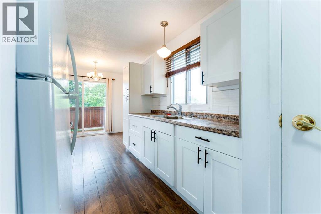 2906 Doverville Crescent Se, Calgary, Alberta  T2B 1T0 - Photo 2 - A2337441