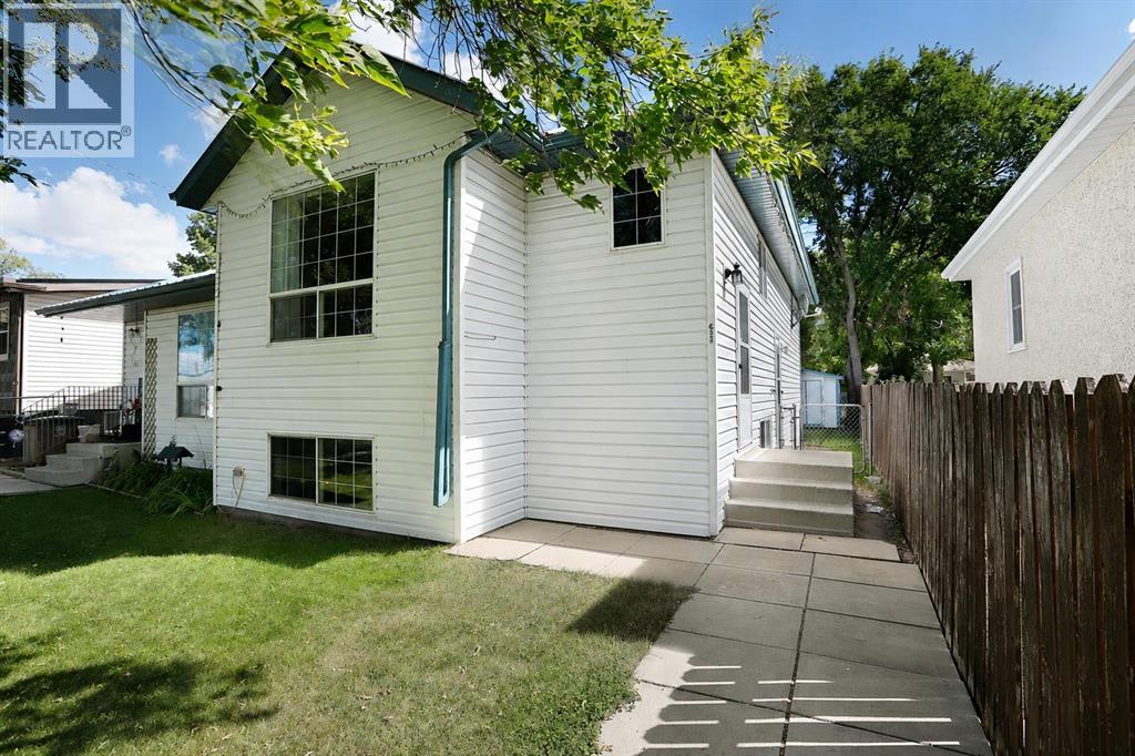 632 1 Street W, Brooks, Alberta