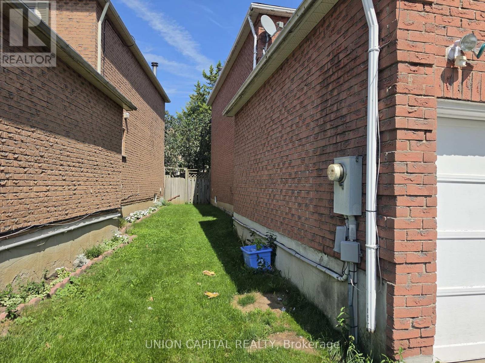 2363 Strathmore Crescent, Pickering, Ontario  L1X 2H3 - Photo 5 - E13750050