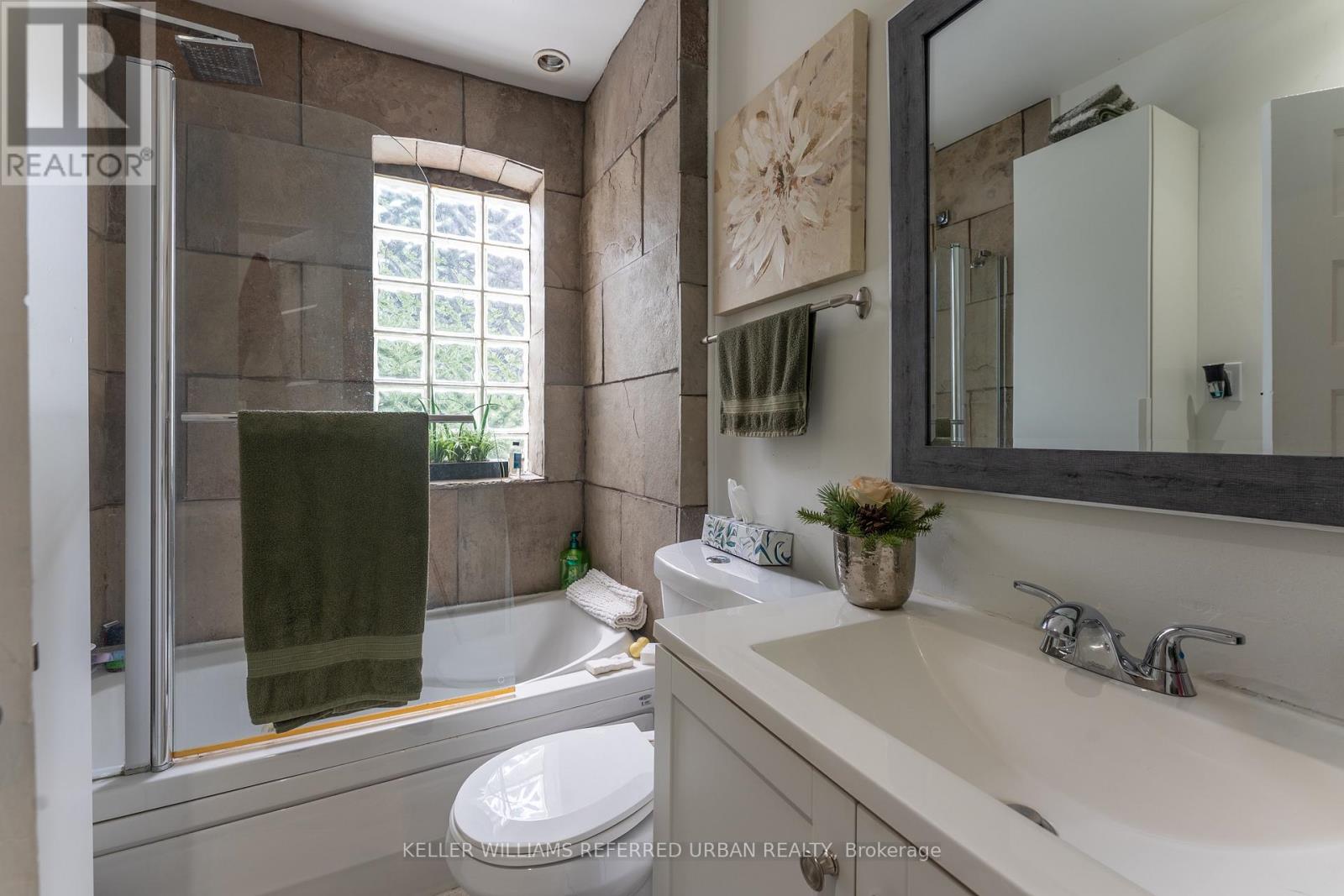 Upper - 431 Kingston Road, Toronto, Ontario  M4L 1V2 - Photo 10 - E13750082