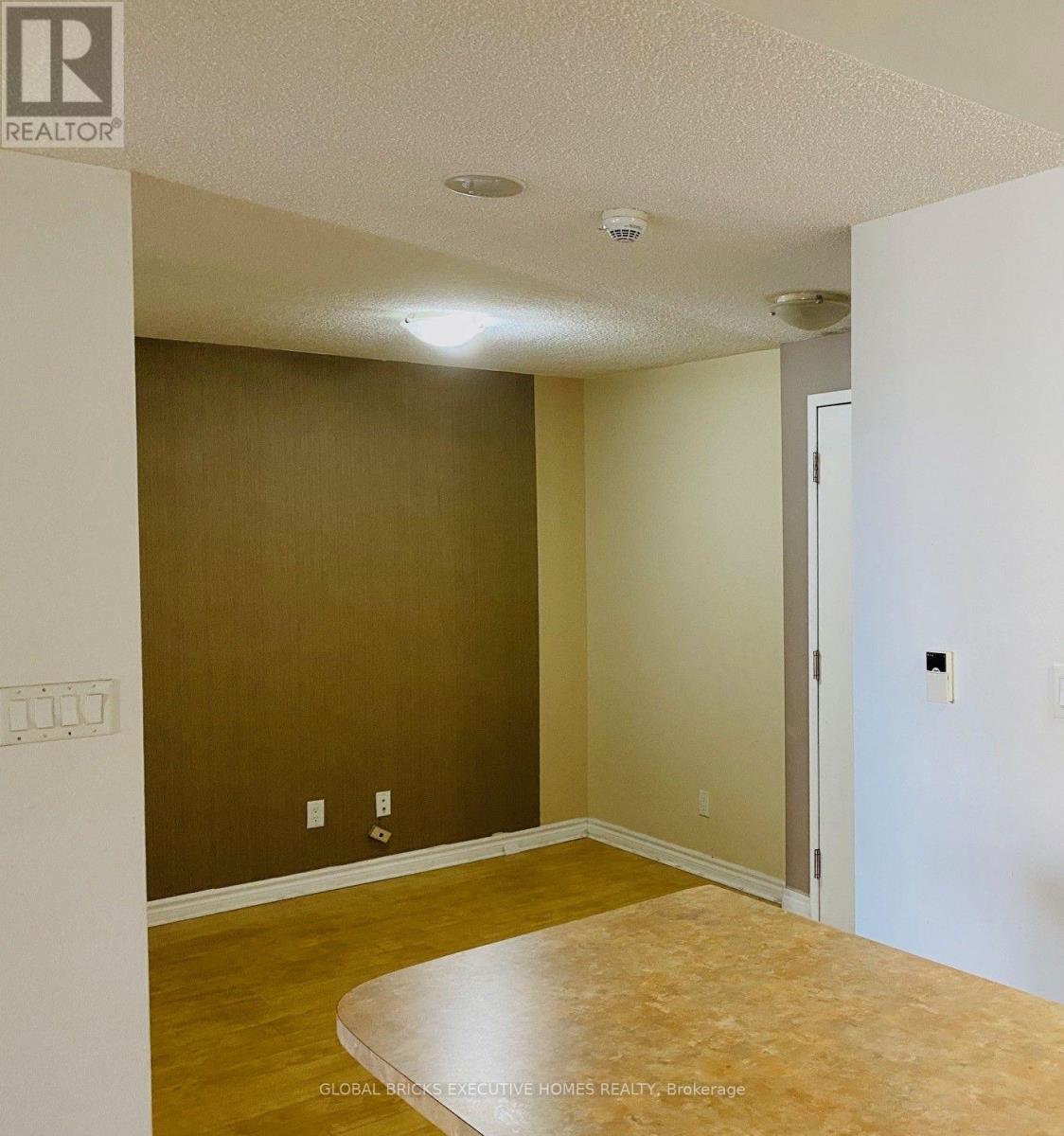 2402 - 3880 Duke Of York Boulevard, Mississauga, Ontario  L5B 4M7 - Photo 8 - W13750016
