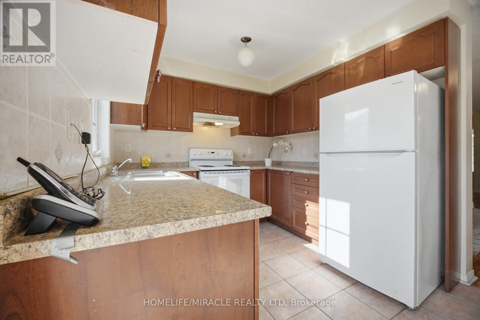 101 Crystalview Crescent, Brampton, Ontario  L6P 2S2 - Photo 13 - W13750022