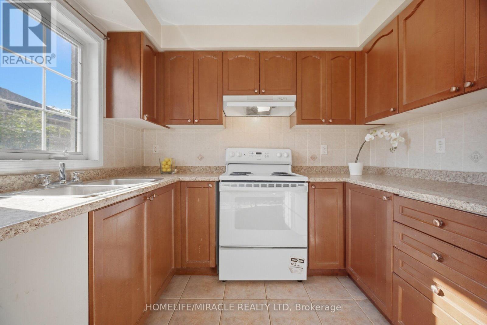 101 Crystalview Crescent, Brampton, Ontario  L6P 2S2 - Photo 12 - W13750022