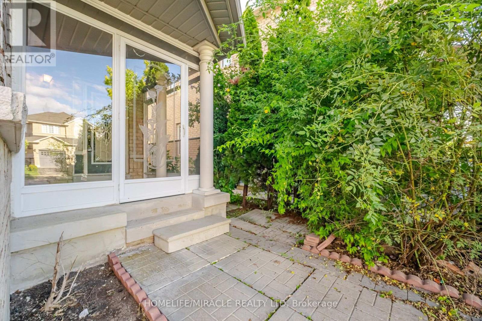 101 Crystalview Crescent, Brampton, Ontario  L6P 2S2 - Photo 4 - W13750022