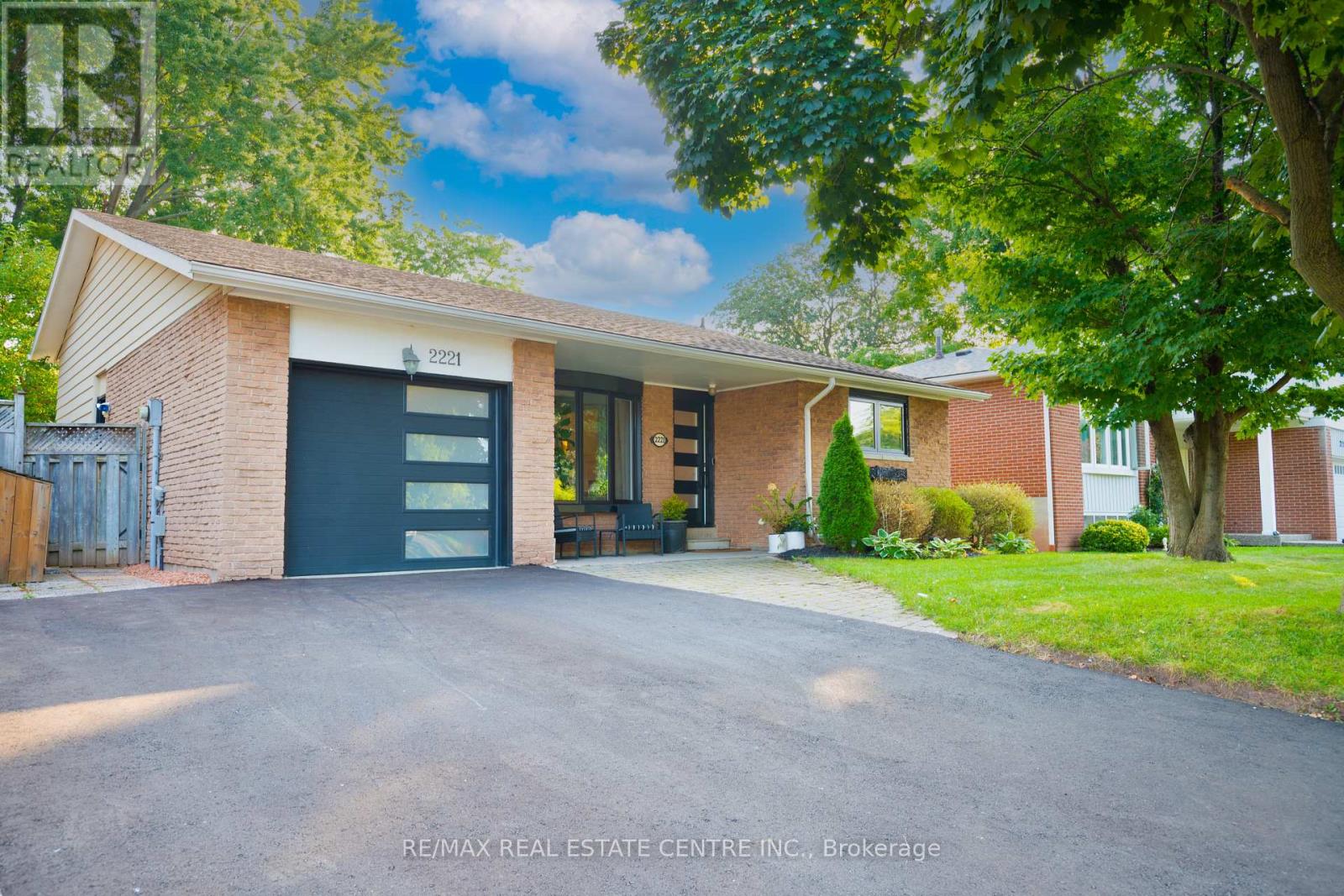 2221 Wyandotte Drive, Oakville, Ontario L6L 2T4 - Photo 2 - W13749916