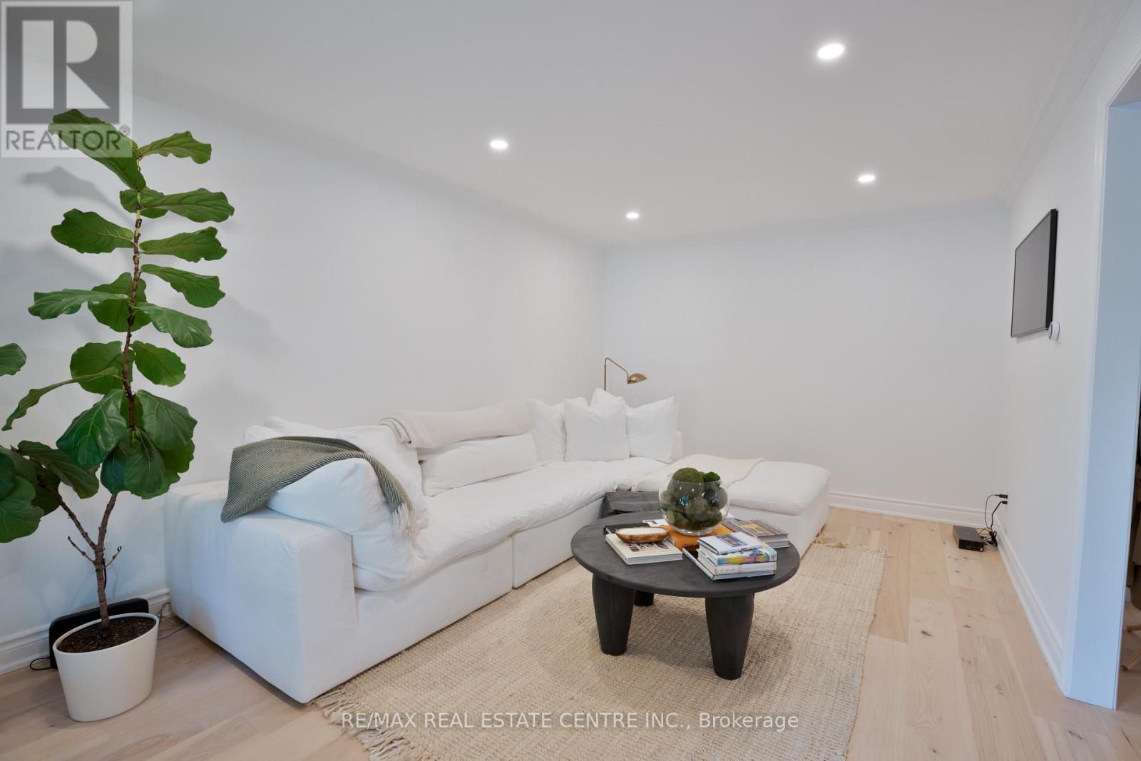 2221 Wyandotte Drive, Oakville, Ontario L6L 2T4 - Photo 7 - W13749916