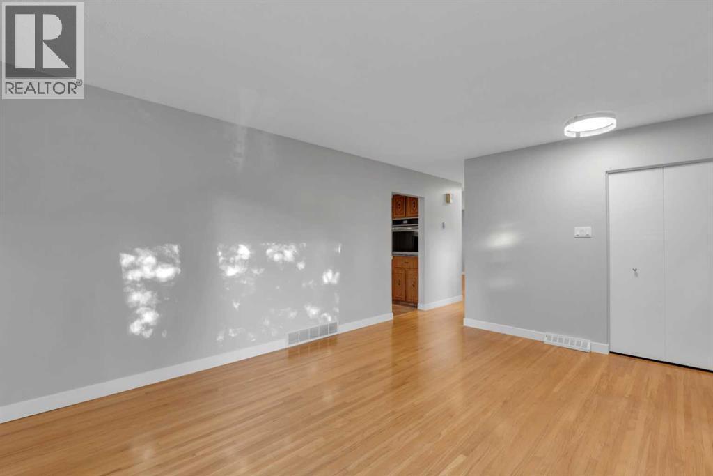 30 Hutton Place Sw, Calgary, Alberta  T2V 3B6 - Photo 3 - A2336909