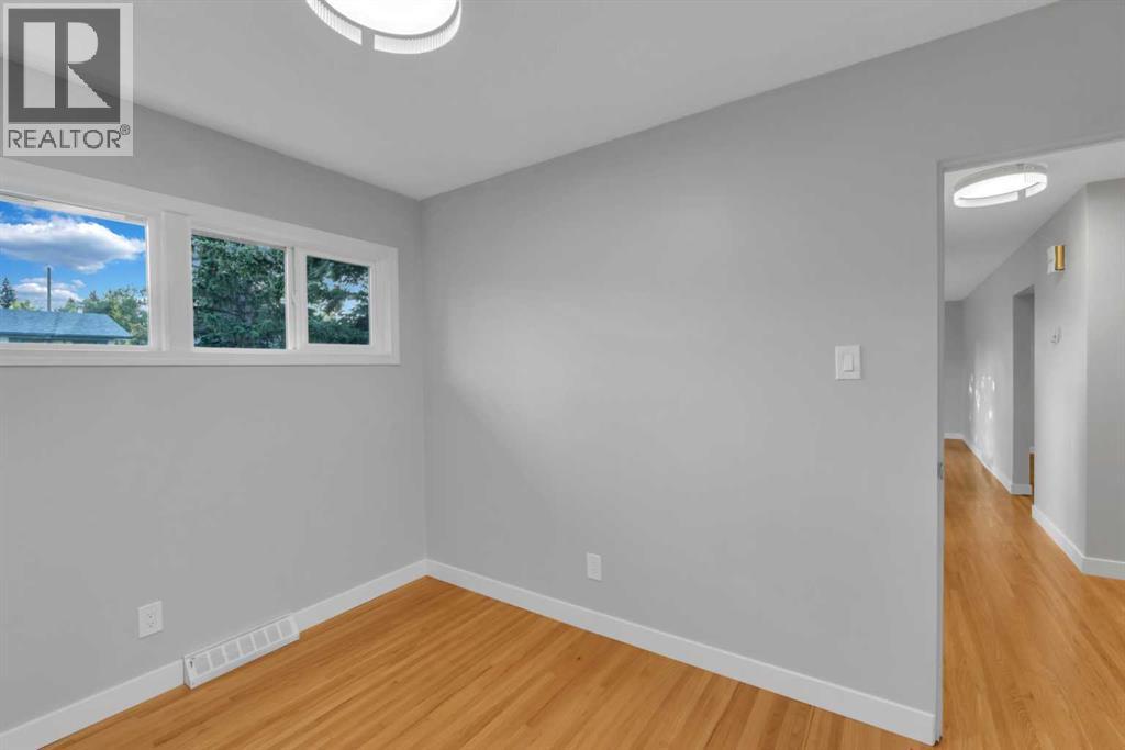 30 Hutton Place Sw, Calgary, Alberta  T2V 3B6 - Photo 9 - A2336909