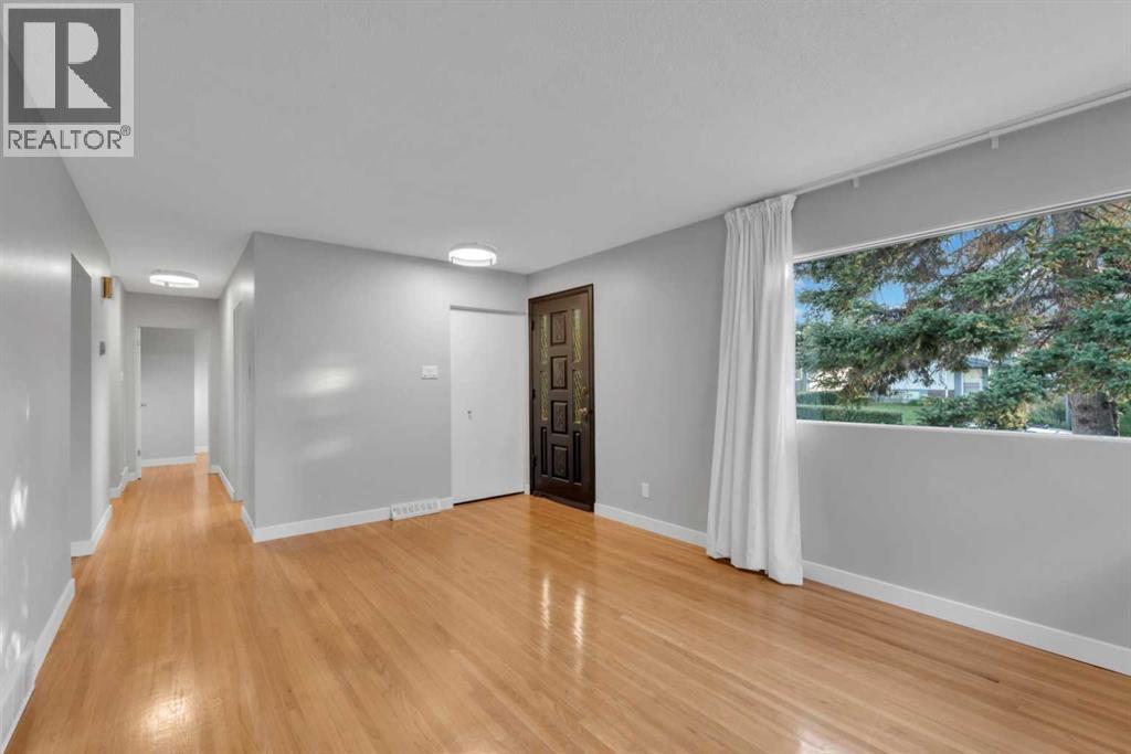 30 Hutton Place Sw, Calgary, Alberta  T2V 3B6 - Photo 4 - A2336909