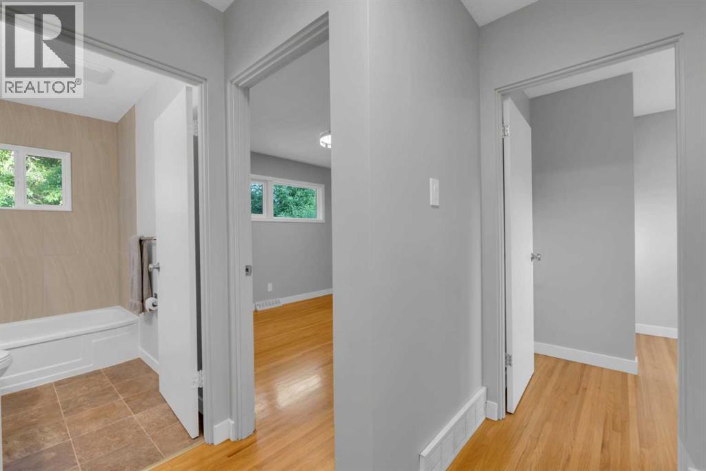 30 Hutton Place Sw, Calgary, Alberta  T2V 3B6 - Photo 6 - A2336909