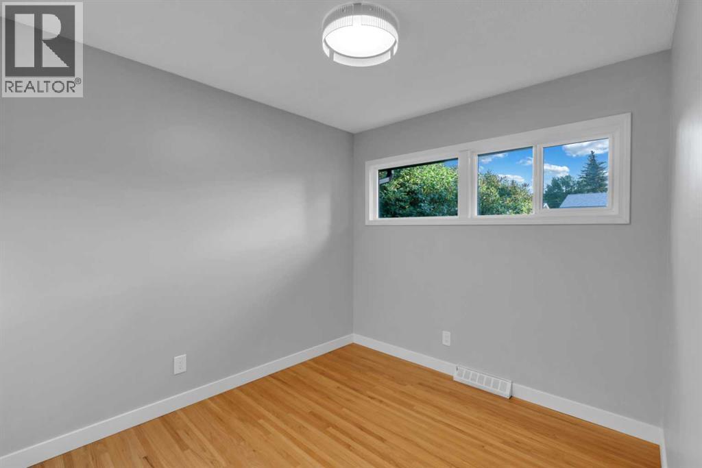 30 Hutton Place Sw, Calgary, Alberta  T2V 3B6 - Photo 7 - A2336909