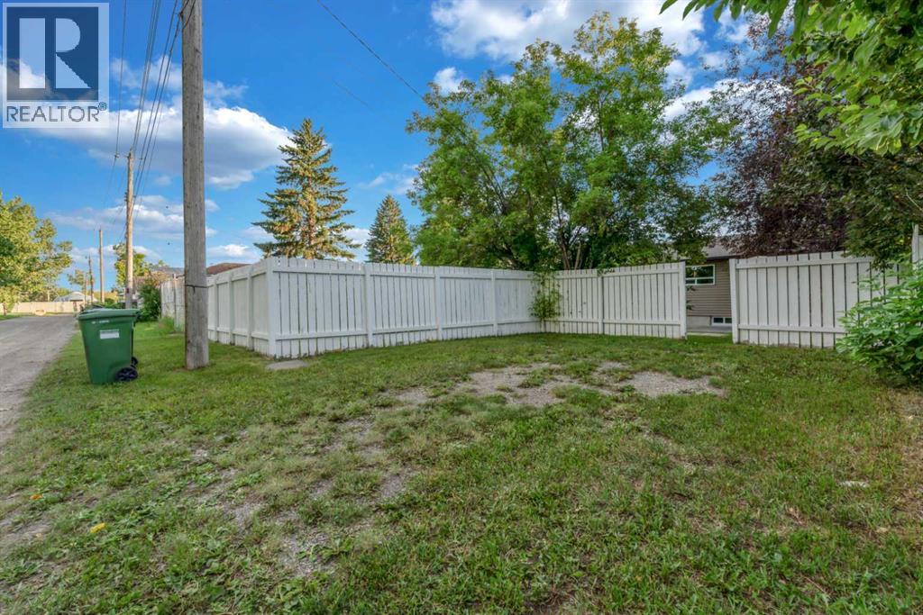 30 Hutton Place Sw, Calgary, Alberta  T2V 3B6 - Photo 30 - A2336909