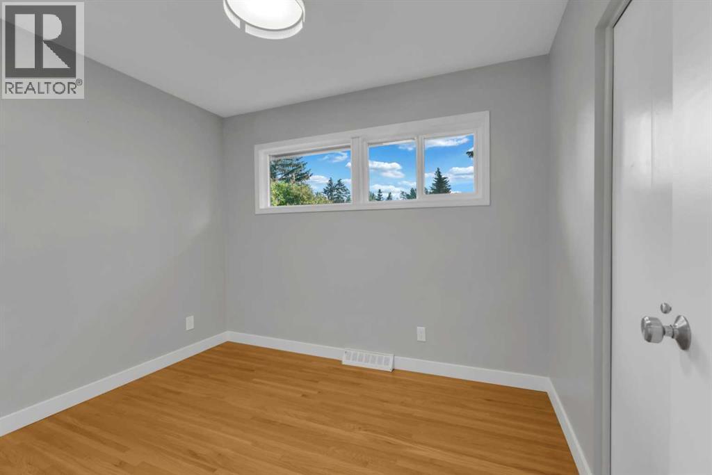 30 Hutton Place Sw, Calgary, Alberta  T2V 3B6 - Photo 10 - A2336909