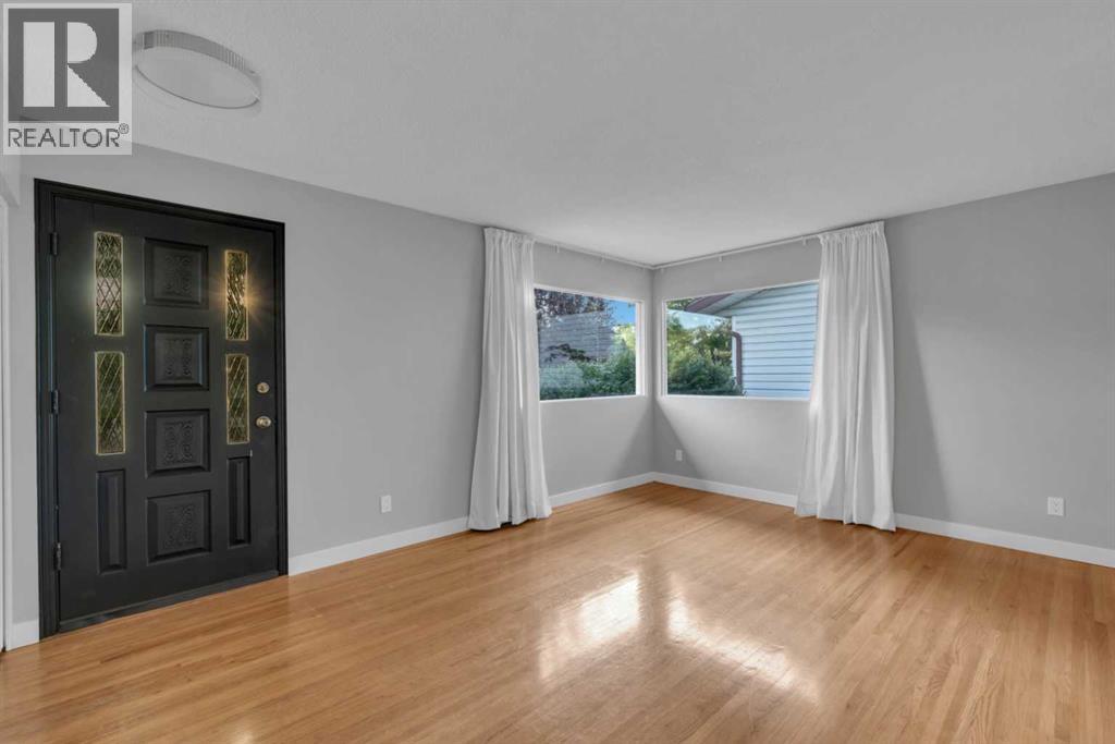 30 Hutton Place Sw, Calgary, Alberta  T2V 3B6 - Photo 2 - A2336909