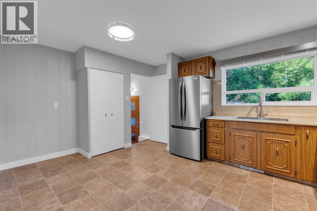 30 Hutton Place Sw, Calgary, Alberta  T2V 3B6 - Photo 16 - A2336909