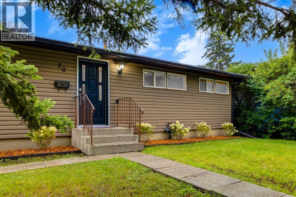 30 Hutton Place Sw, Calgary, Alberta  T2V 3B6 - Photo 1 - A2336909