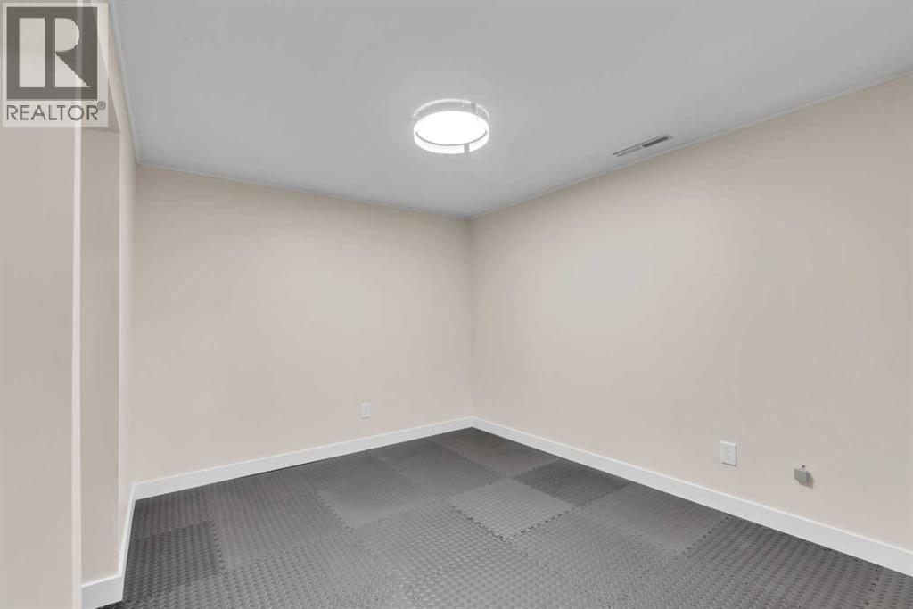 30 Hutton Place Sw, Calgary, Alberta  T2V 3B6 - Photo 24 - A2336909