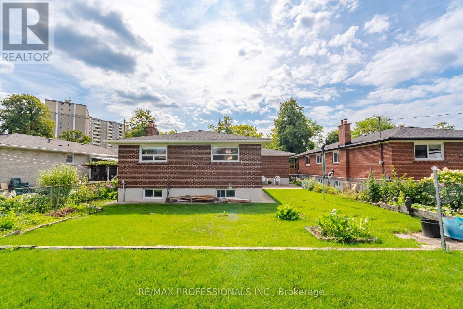 19 Earldown Drive, Toronto, Ontario  M9R 2L4 - Photo 48 - W13749144