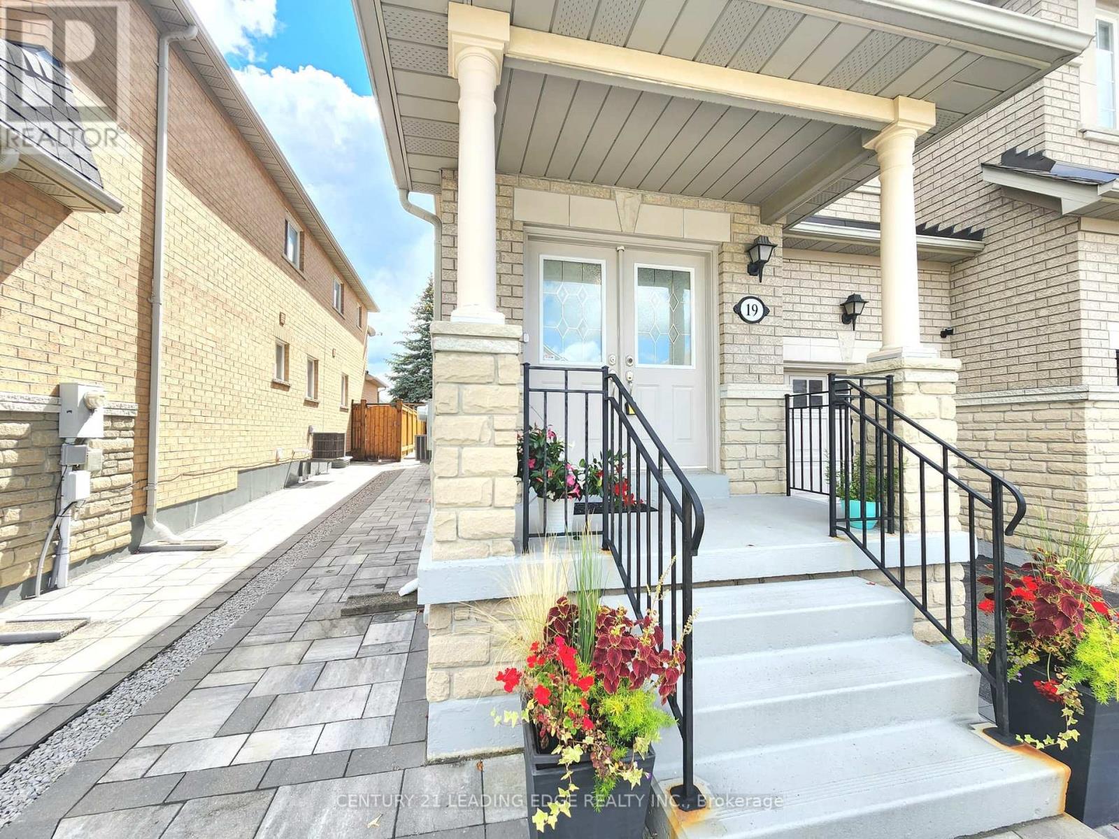 19 Kingly Crest Way, Vaughan, Ontario  L4H 1M8 - Photo 2 - N13750174