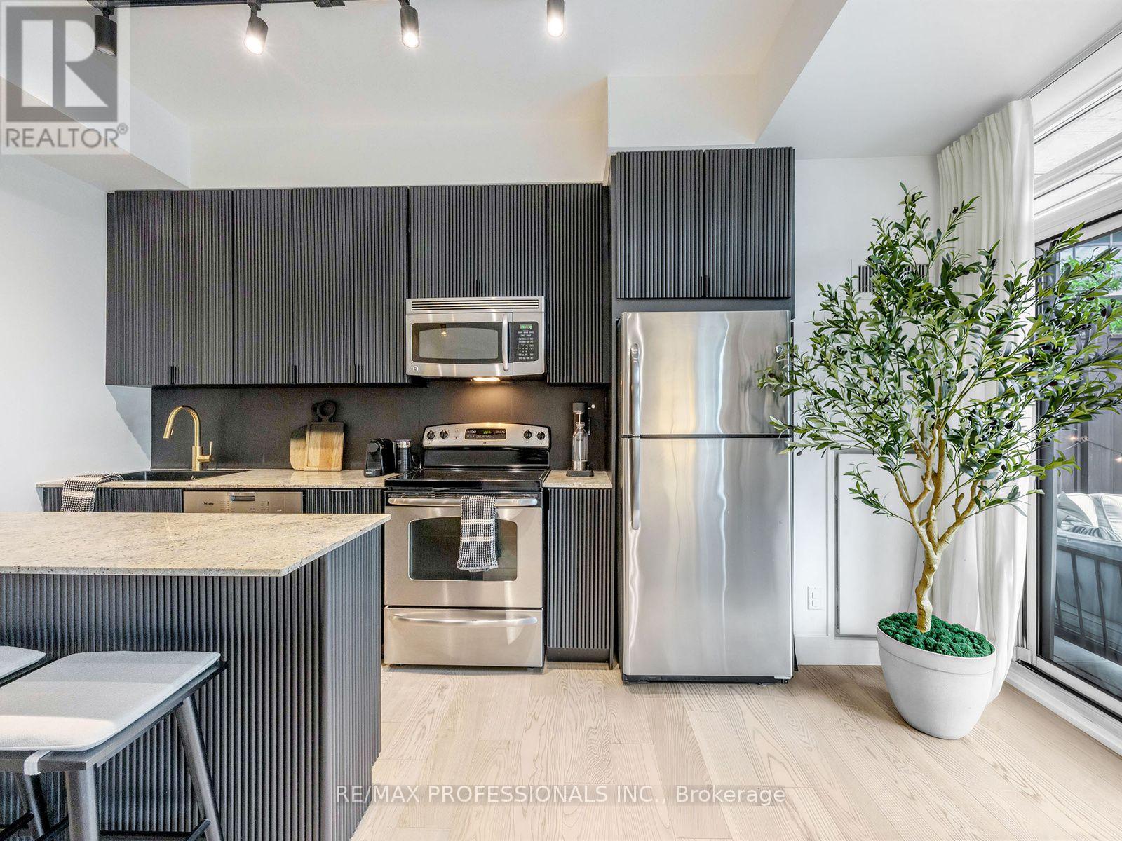 402 - 155 Legion Road N, Toronto, Ontario  M8Y 0A7 - Photo 3 - W13740834