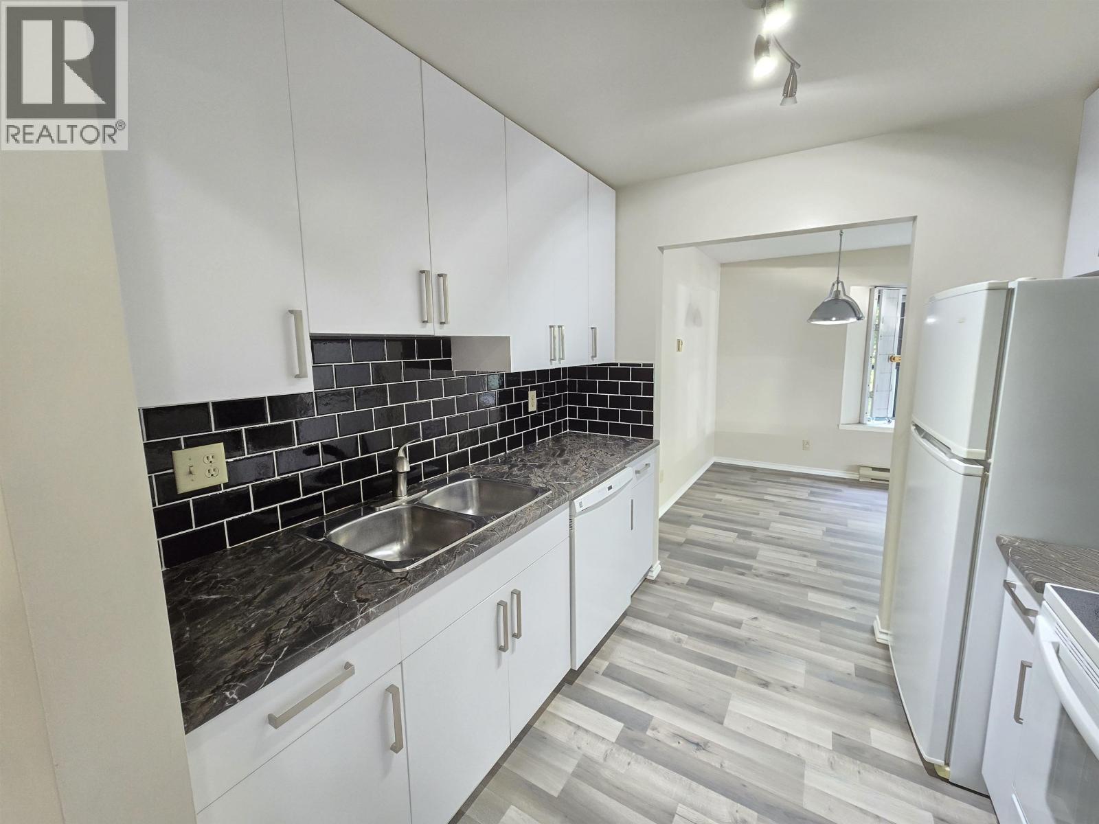 109 5250 VICTORY STREET, burnaby, British Columbia