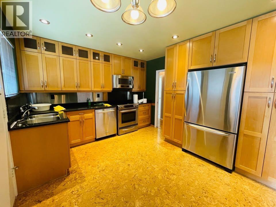 900 Cornell Avenue, Coquitlam, British Columbia  V3J 2Z4 - Photo 2 - R3159819