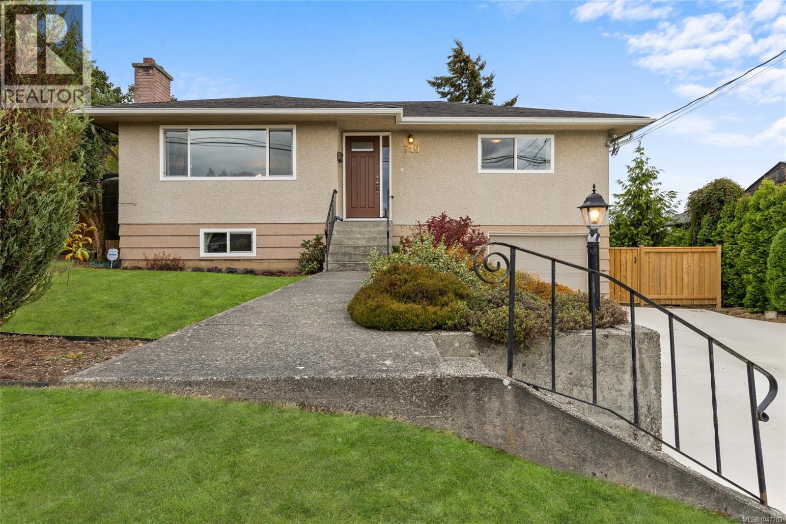 749 Lily Ave, Saanich, British Columbia  V8X 3R7 - Photo 2 - 1047783