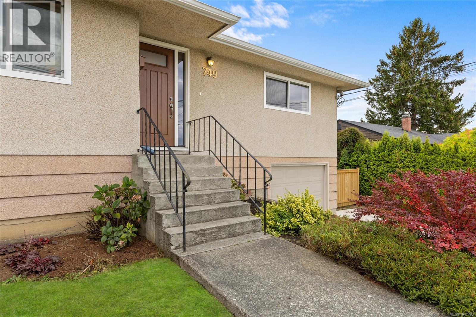 749 Lily Ave, Saanich, British Columbia  V8X 3R7 - Photo 3 - 1047783