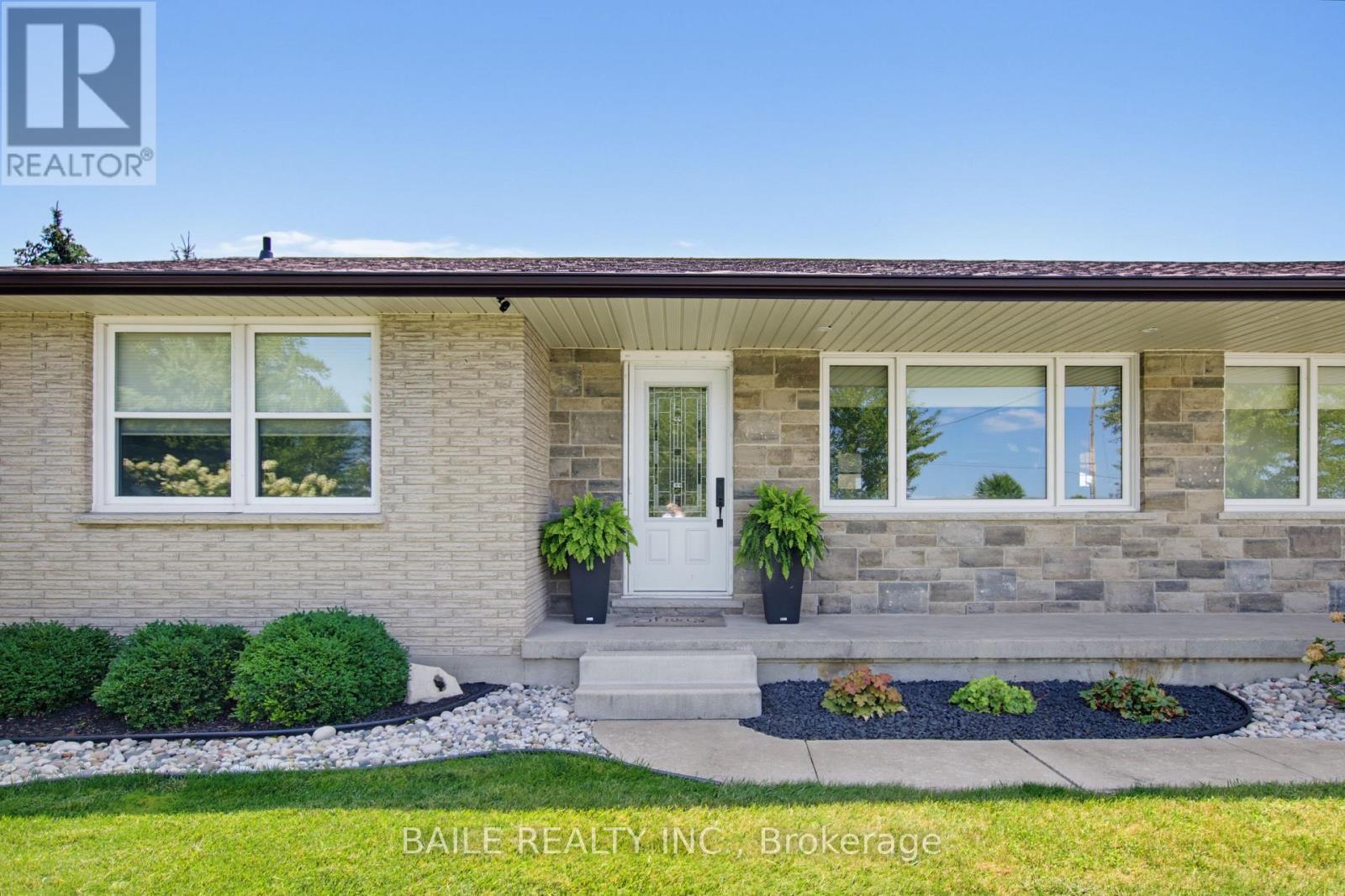6725 Churchill Line, Brooke-Alvinston, Ontario  N0M 2S0 - Photo 3 - X13750400