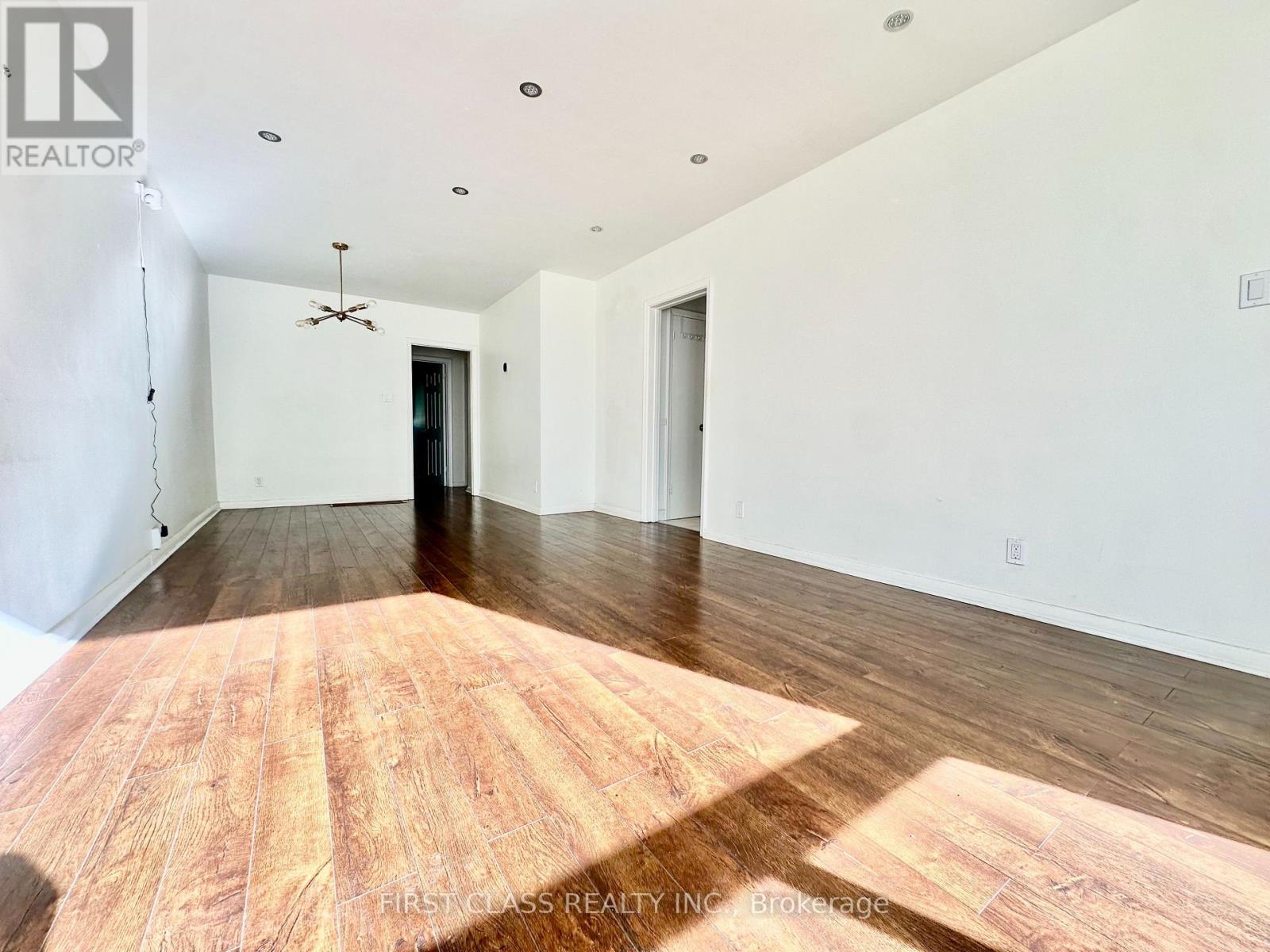 Main Fl - 260 Taylor Mills Drive N, Richmond Hill, Ontario L4C 2T7 - Photo 5 - N13715716