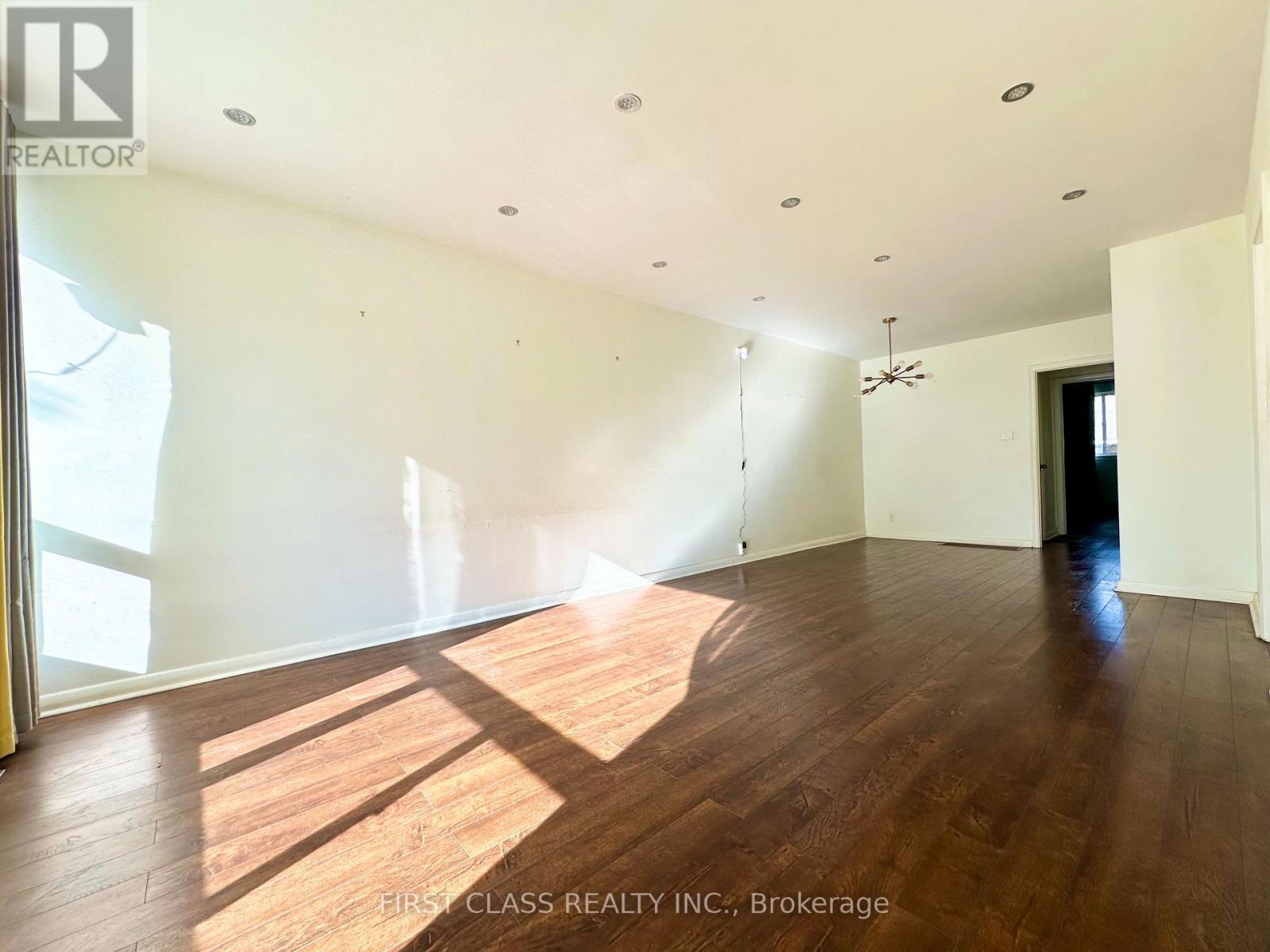 Main Fl - 260 Taylor Mills Drive N, Richmond Hill, Ontario L4C 2T7 - Photo 6 - N13715716