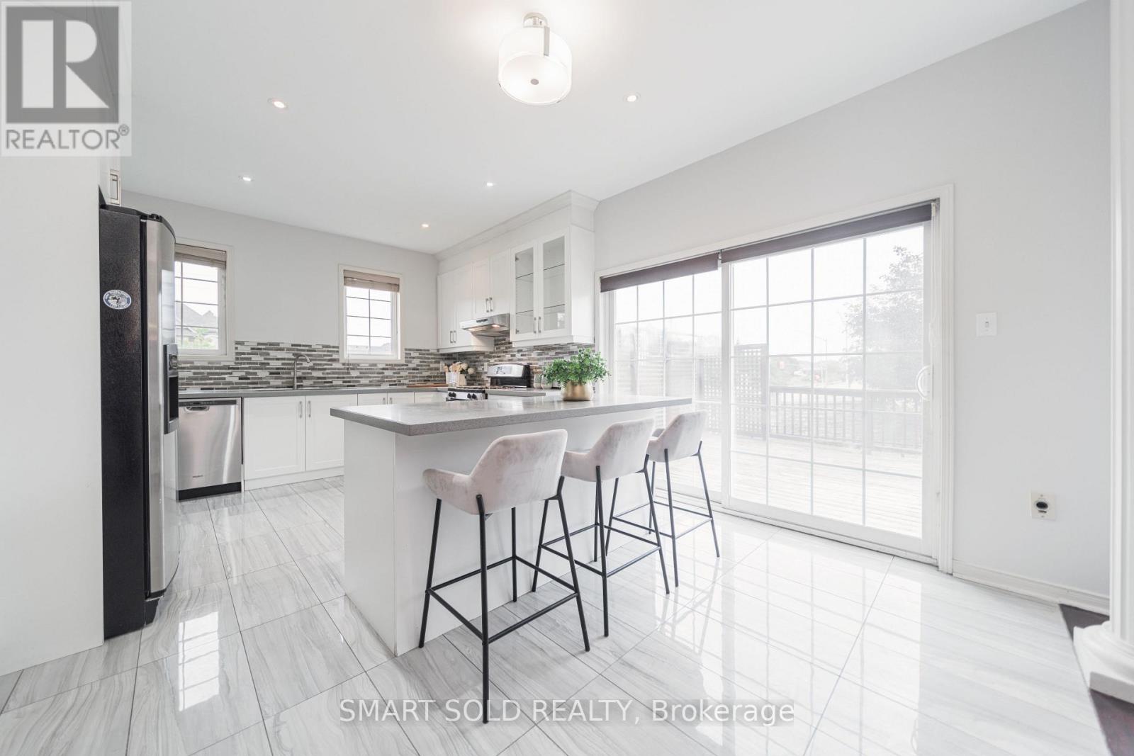 16 Courtney Crescent, Richmond Hill, Ontario  L4E 4B9 - Photo 11 - N13750478