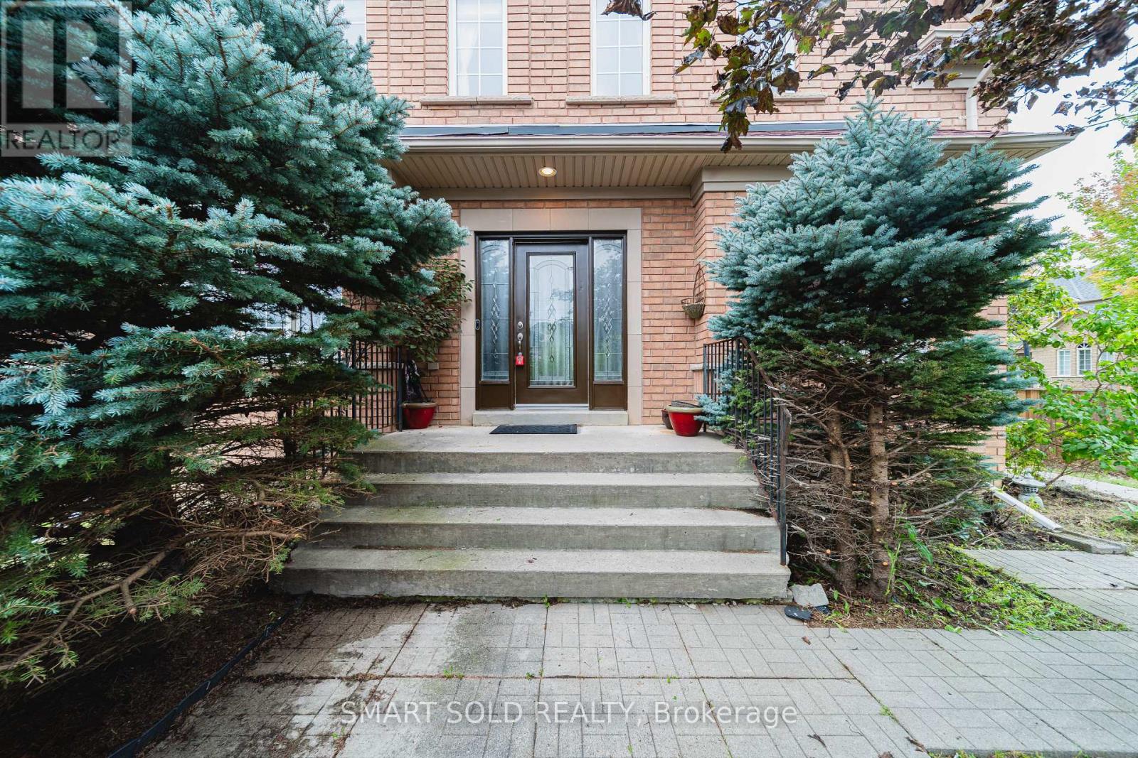 16 Courtney Crescent, Richmond Hill, Ontario  L4E 4B9 - Photo 2 - N13750478