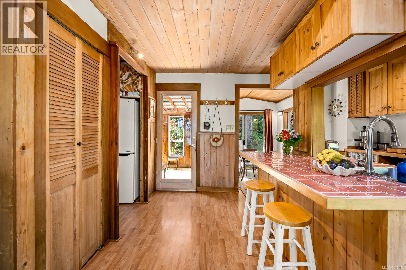 838 Sutil Point Rd, Cortes Island, British Columbia  V0P 1K0 - Photo 2 - 1048815