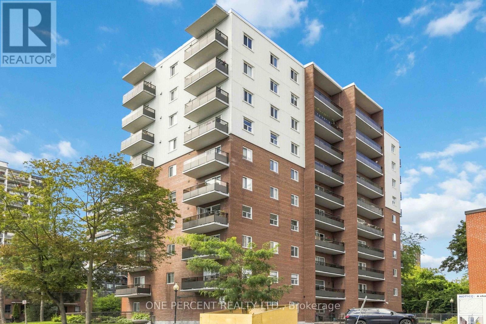 1005 - 15 Elizabeth Street N, Mississauga, Ontario  L5G 2Z3 - Photo 2 - W13750508