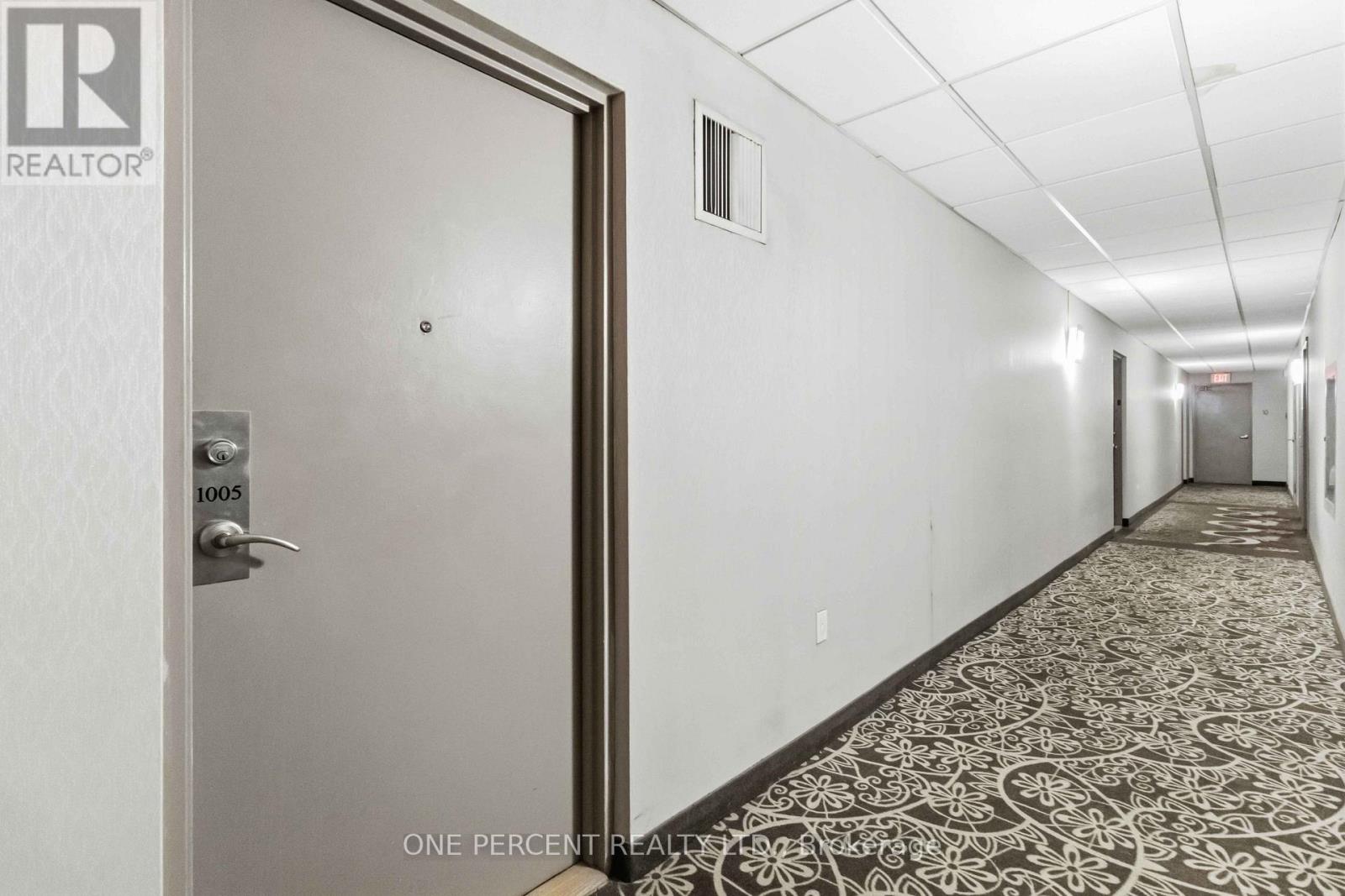 1005 - 15 Elizabeth Street N, Mississauga, Ontario  L5G 2Z3 - Photo 4 - W13750508